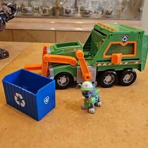 Paw Patrol, Rocky’s Reuse It Deluxe Truck with Collectible Toy‎ Figure Toy